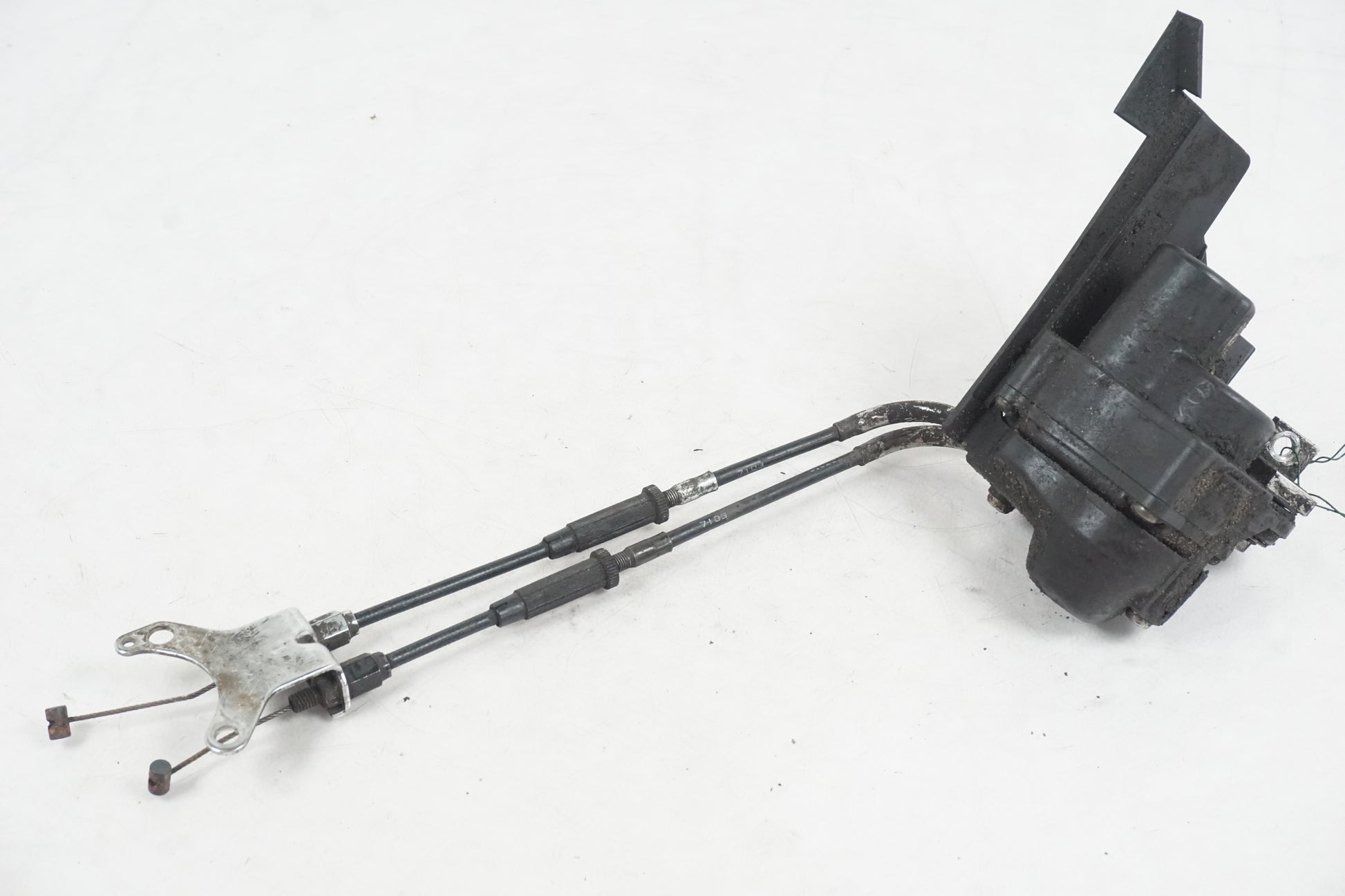 Framsidan på <p>Avgasspjällmotor från Yamaha YZF 1000 R1 2008.</p>

<p>Med vajrar.</p> motorcykel.