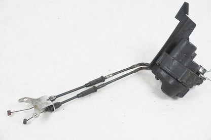 Framsidan på <p>Avgasspjällmotor från Yamaha YZF 1000 R1 2008.</p>

<p>Med vajrar.</p> motorcykel.