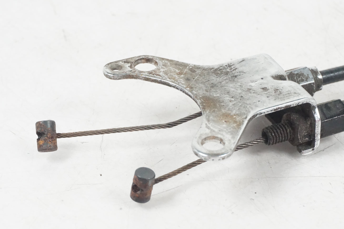 Baksidan på <p>Avgasspjällmotor från Yamaha YZF 1000 R1 2008.</p>

<p>Med vajrar.</p> motorcykel.