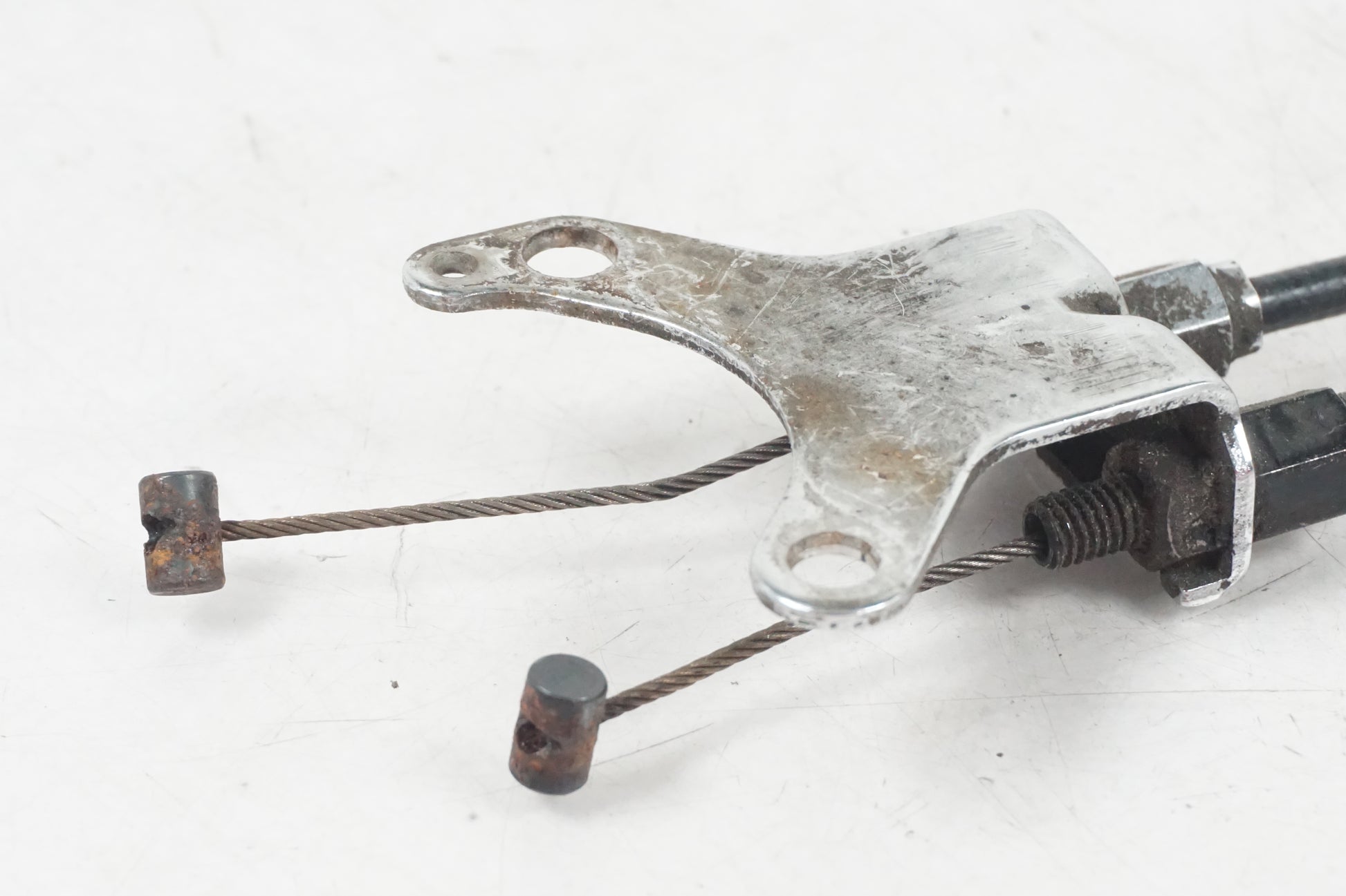 Baksidan på <p>Avgasspjällmotor från Yamaha YZF 1000 R1 2008.</p>

<p>Med vajrar.</p> motorcykel.