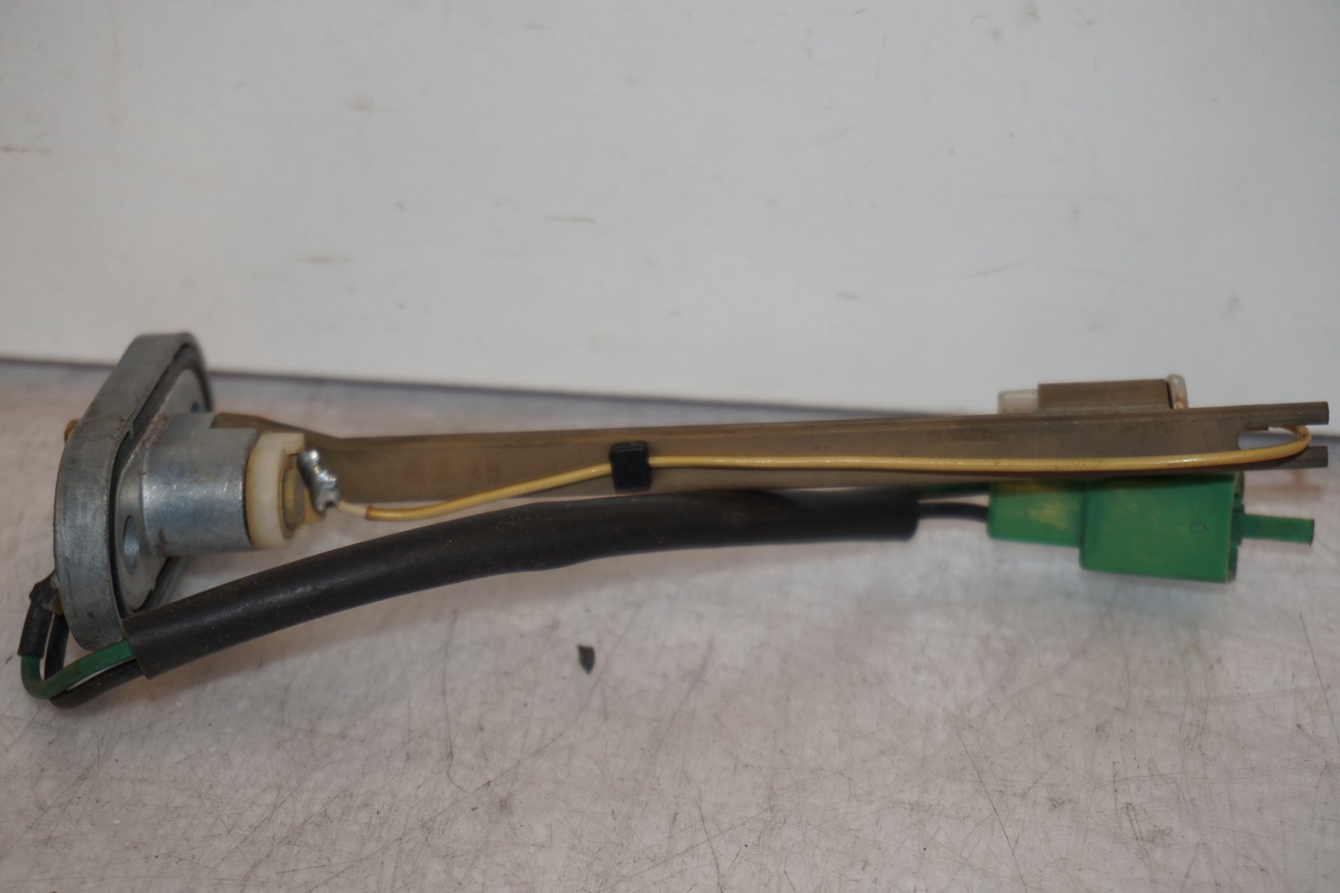 Vänster sida på Bensintankgivare från en Yamaha YZF 600 R -1997 motorcykel.