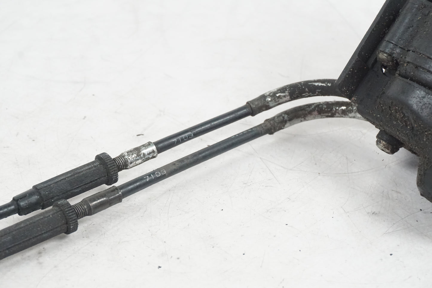 Höger sida på <p>Avgasspjällmotor från Yamaha YZF 1000 R1 2008.</p>

<p>Med vajrar.</p> motorcykel.