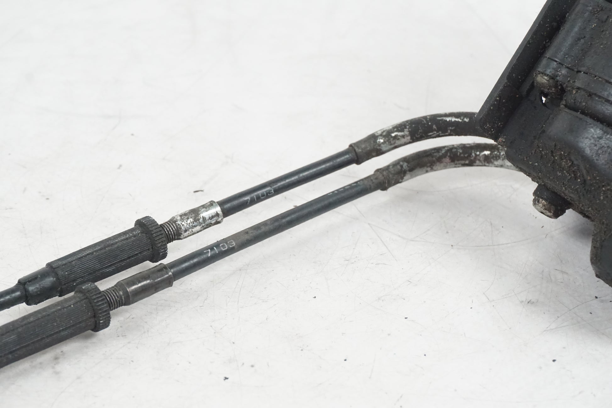 Höger sida på <p>Avgasspjällmotor från Yamaha YZF 1000 R1 2008.</p>

<p>Med vajrar.</p> motorcykel.