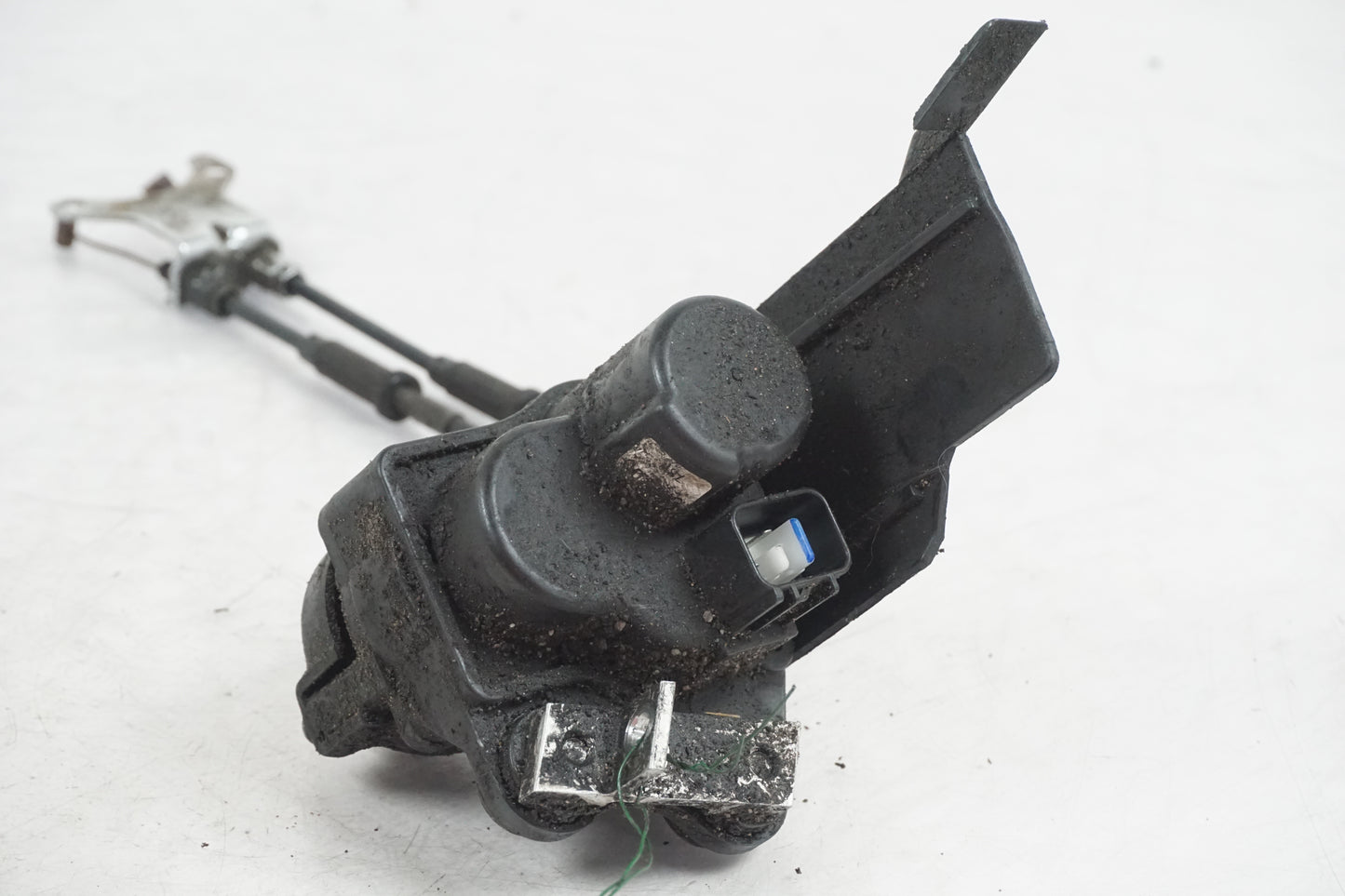 Vänster sida på <p>Avgasspjällmotor från Yamaha YZF 1000 R1 2008.</p>

<p>Med vajrar.</p> motorcykel.