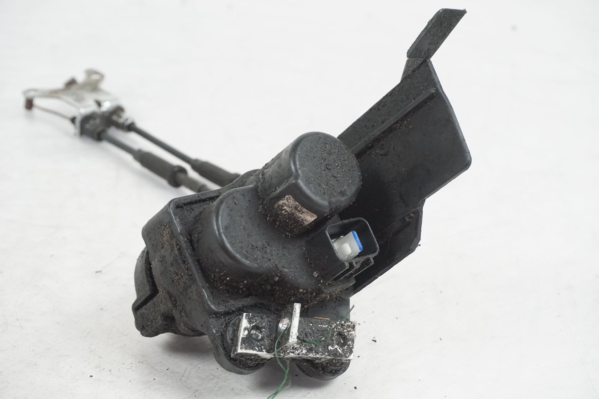 Vänster sida på <p>Avgasspjällmotor från Yamaha YZF 1000 R1 2008.</p>

<p>Med vajrar.</p> motorcykel.