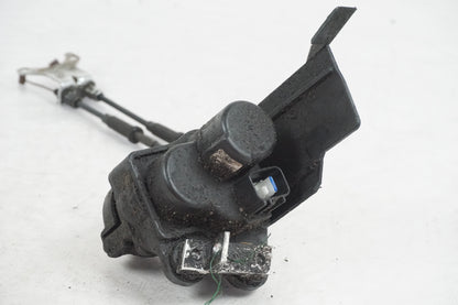 Vänster sida på <p>Avgasspjällmotor från Yamaha YZF 1000 R1 2008.</p>

<p>Med vajrar.</p> motorcykel.