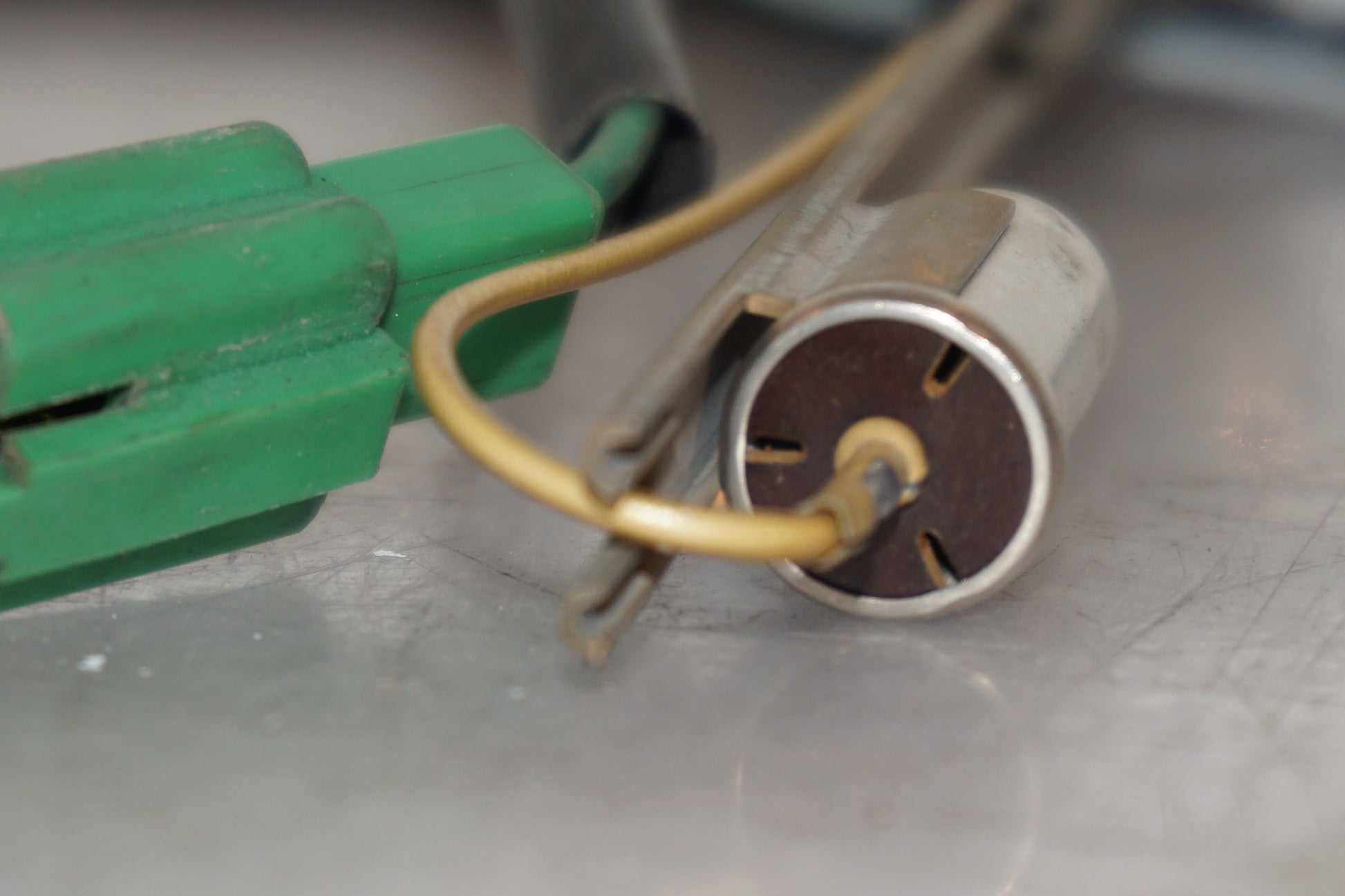 Snett nerifrån på Bensintankgivare från en Yamaha YZF 600 R -1997 motorcykel.