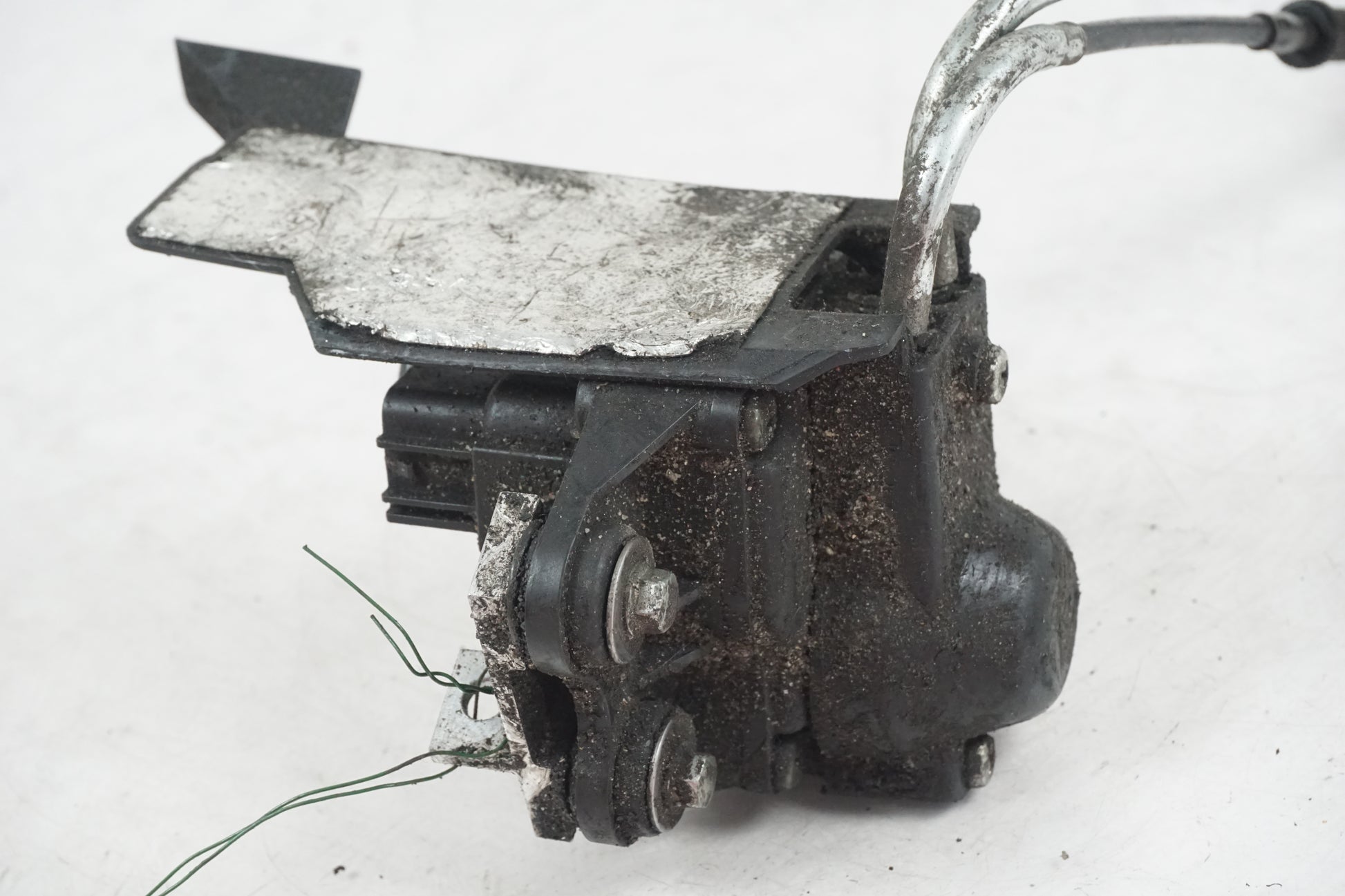 Snett uppifrån på <p>Avgasspjällmotor från Yamaha YZF 1000 R1 2008.</p>

<p>Med vajrar.</p> motorcykel.