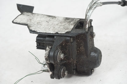 Snett uppifrån på <p>Avgasspjällmotor från Yamaha YZF 1000 R1 2008.</p>

<p>Med vajrar.</p> motorcykel.