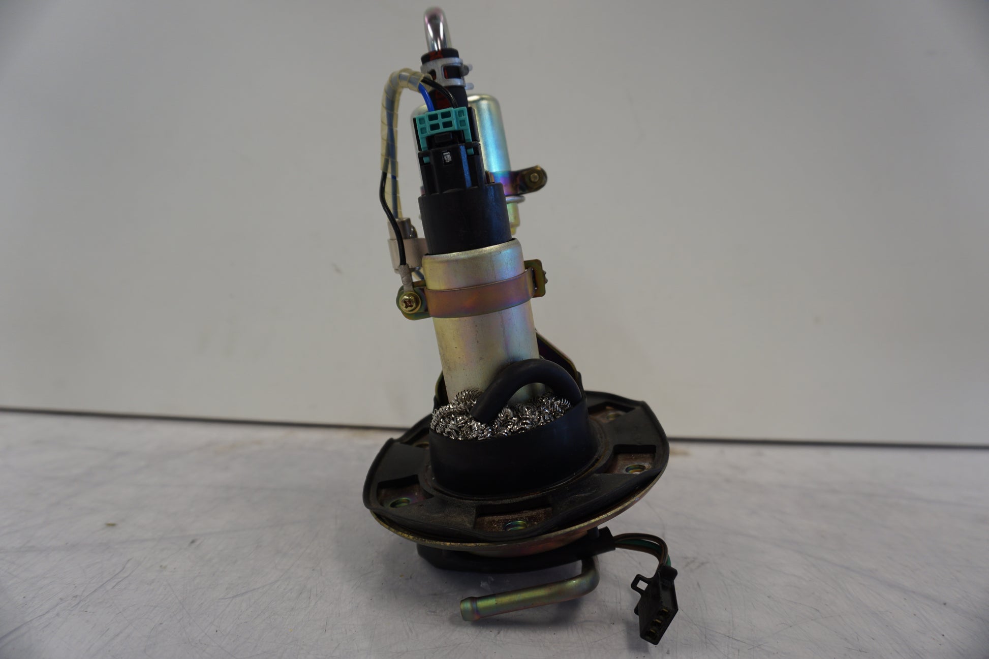 Vänster sida på Bensinpump insprut från en Honda CBR 900 RR -2002 motorcykel.