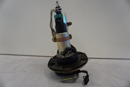 Vänster sida på Bensinpump insprut från en Honda CBR 900 RR -2002 motorcykel.