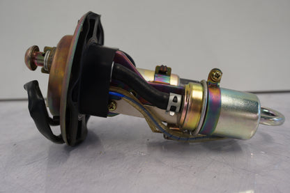 Snett nerifrån på Bensinpump insprut från en Honda CBR 900 RR -2002 motorcykel.