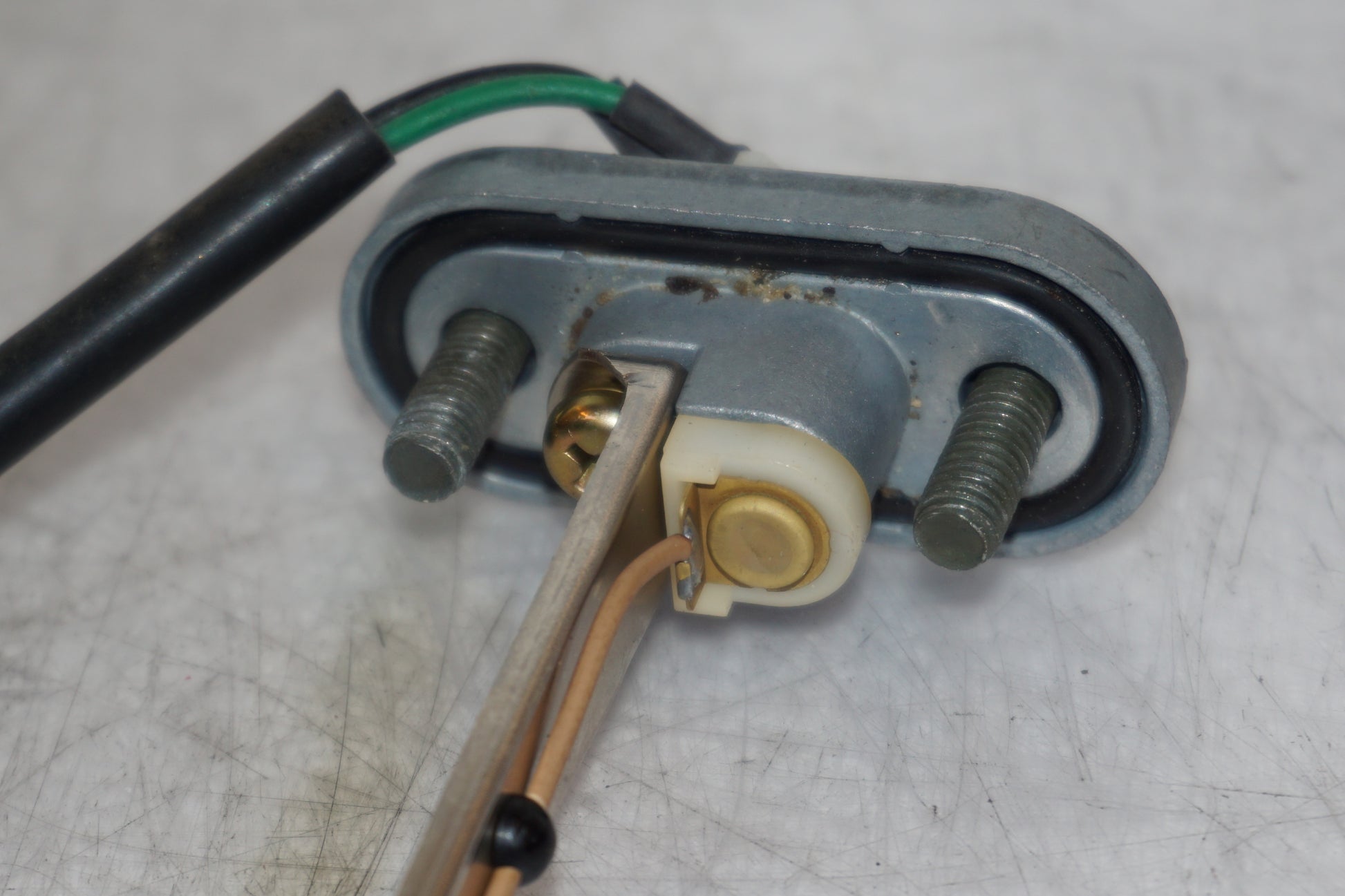 Snett nerifrån på Bensintankgivare från en Yamaha YZF R6 -2000 motorcykel.