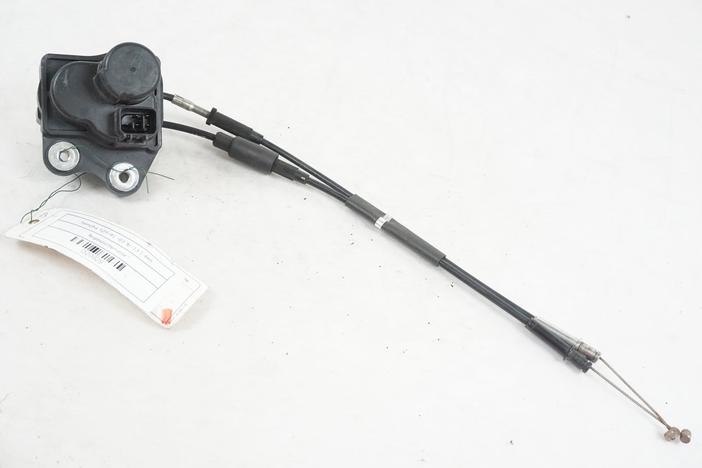 Framsidan på <p>Avgasspjällmotor från Yamaha YZF 1000 R1 2003.</p>

<p>Med vajrar</p> motorcykel.