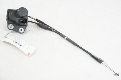 Framsidan på <p>Avgasspjällmotor från Yamaha YZF 1000 R1 2003.</p>

<p>Med vajrar</p> motorcykel.