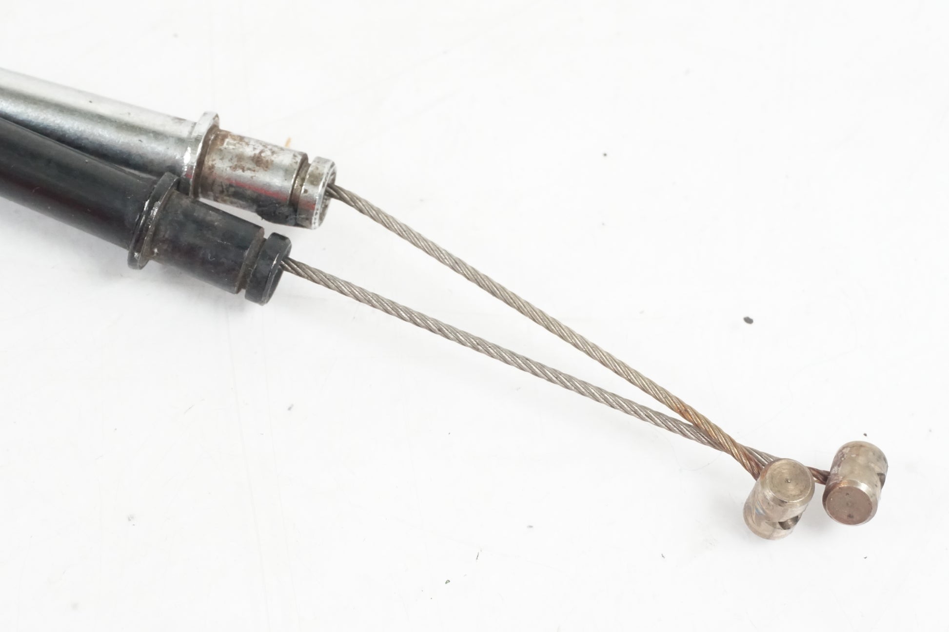 Baksidan på <p>Avgasspjällmotor från Yamaha YZF 1000 R1 2003.</p>

<p>Med vajrar</p> motorcykel.