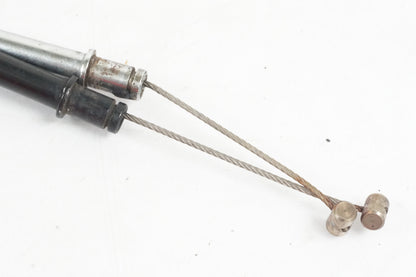 Baksidan på <p>Avgasspjällmotor från Yamaha YZF 1000 R1 2003.</p>

<p>Med vajrar</p> motorcykel.