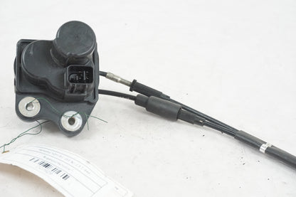 Höger sida på <p>Avgasspjällmotor från Yamaha YZF 1000 R1 2003.</p>

<p>Med vajrar</p> motorcykel.