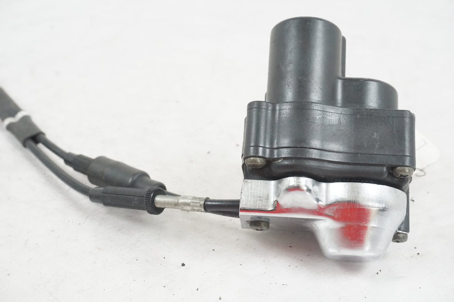 Vänster sida på <p>Avgasspjällmotor från Yamaha YZF 1000 R1 2003.</p>

<p>Med vajrar</p> motorcykel.