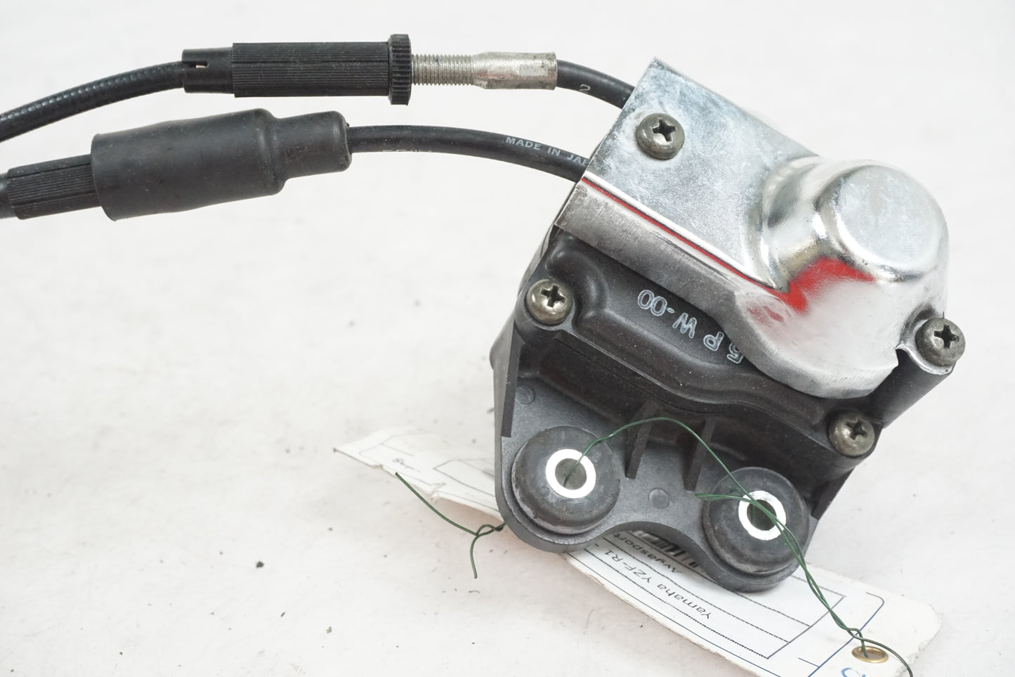 Snett uppifrån på <p>Avgasspjällmotor från Yamaha YZF 1000 R1 2003.</p>

<p>Med vajrar</p> motorcykel.