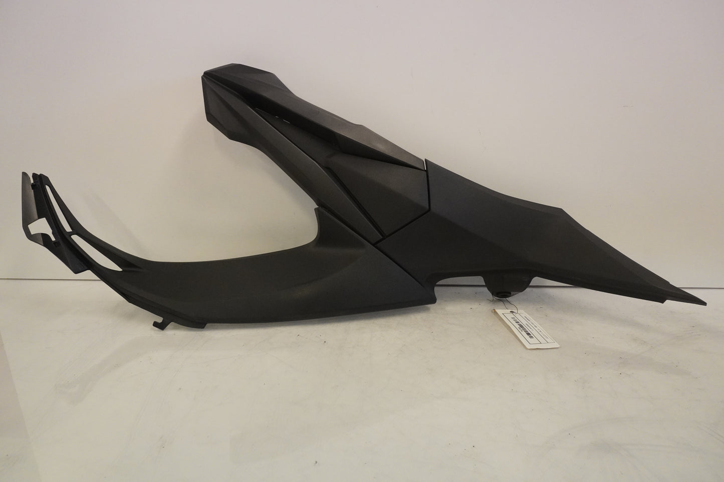 Framsidan på <p>Sidopanel höger från Kawasaki Z 800 ABS 2014.</p>

<p>3 delar, små plast skador finns.</p> motorcykel.