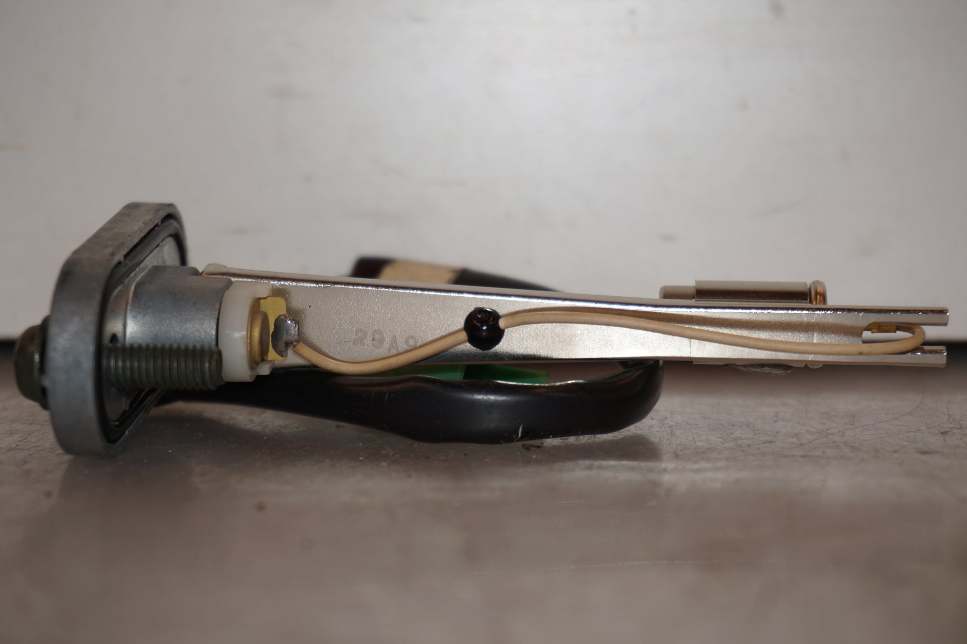 Baksidan på Bensintankgivare från en Yamaha YZF R6 -2000 motorcykel.