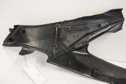 Baksidan på <p>Sidopanel höger från Kawasaki Z 800 ABS 2014.</p>

<p>3 delar, små plast skador finns.</p> motorcykel.