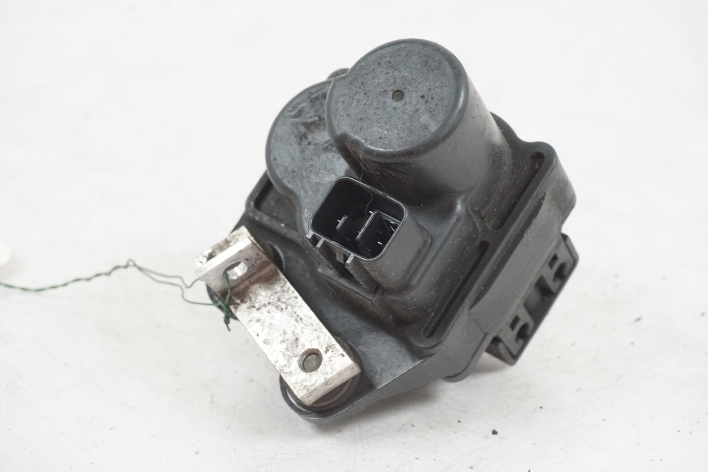 Framsidan på <p>Avgasspjällmotor från Yamaha YZF 1000 R1 2004.</p>

<p>Avgasmotor.</p> motorcykel.