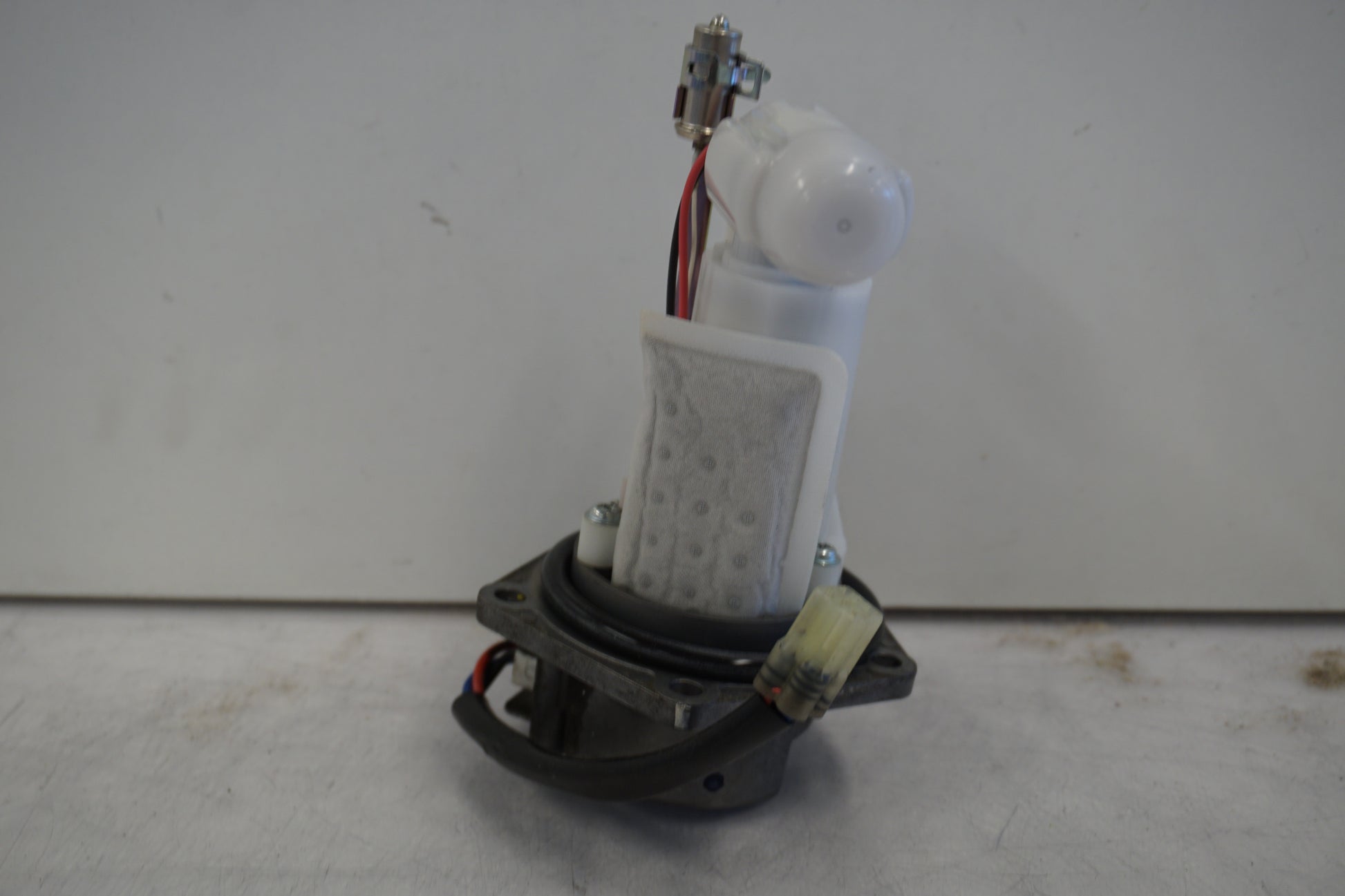 Baksidan på Bensinpump insprut från en Kawasaki ER-6N -2011 motorcykel.