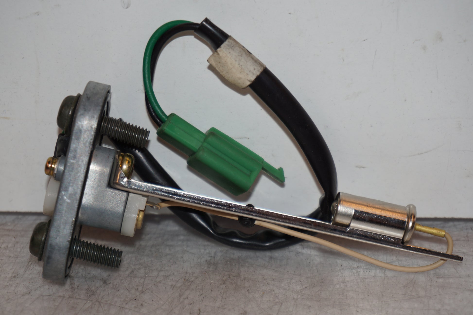 Vänster sida på Bensintankgivare från en Yamaha YZF R6 -2000 motorcykel.