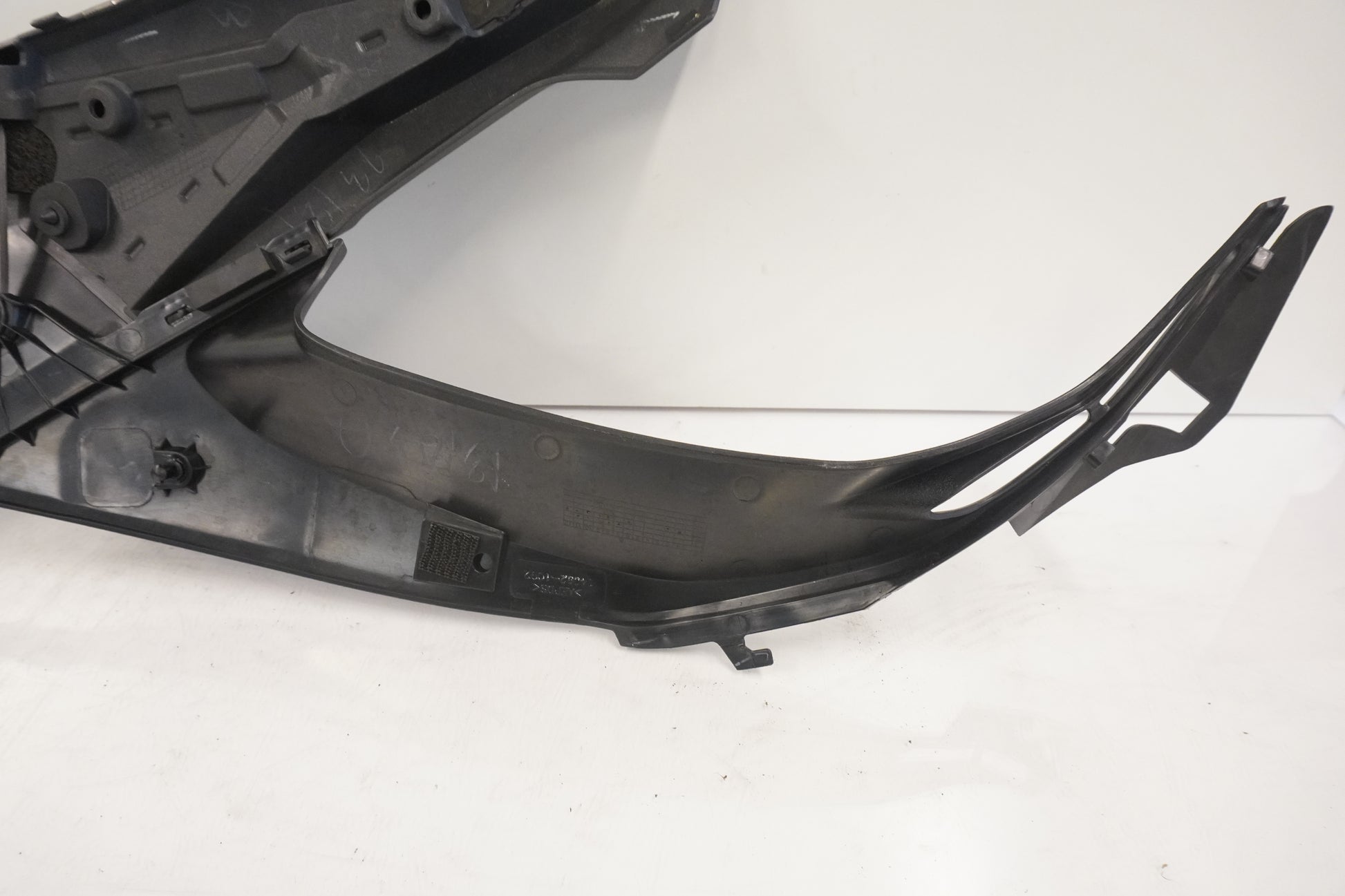 Höger sida på <p>Sidopanel höger från Kawasaki Z 800 ABS 2014.</p>

<p>3 delar, små plast skador finns.</p> motorcykel.