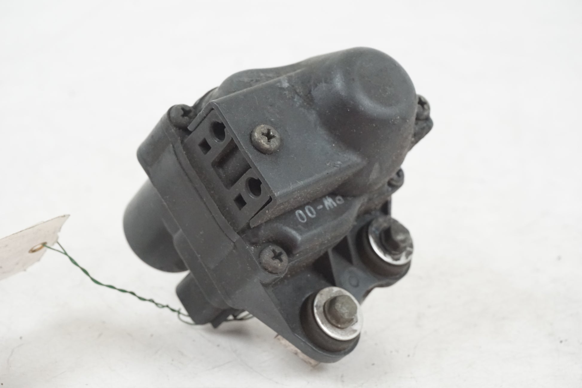 Baksidan på <p>Avgasspjällmotor från Yamaha YZF 1000 R1 2004.</p>

<p>Avgasmotor.</p> motorcykel.