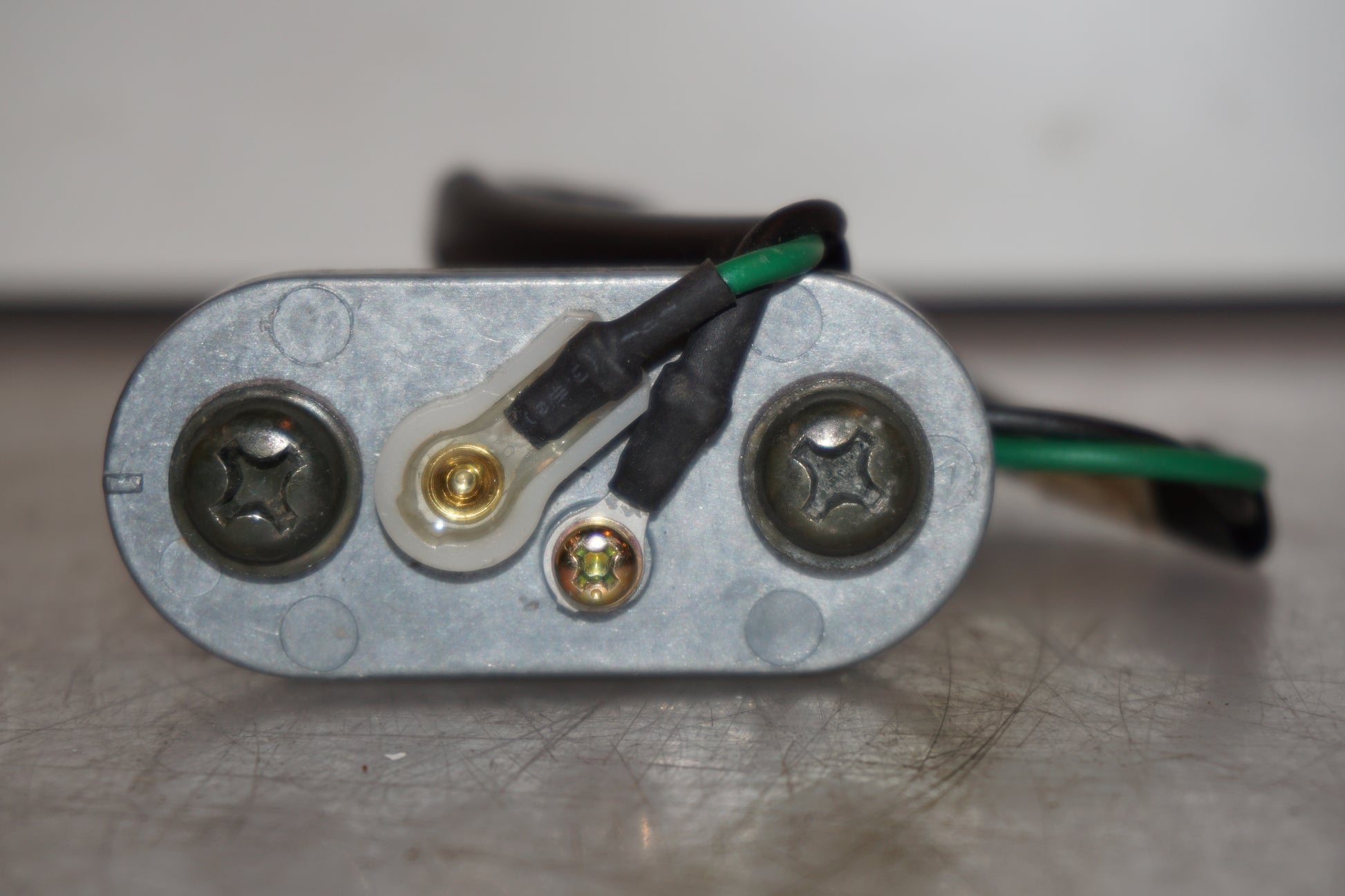 Snett uppifrån på Bensintankgivare från en Yamaha YZF R6 -2000 motorcykel.