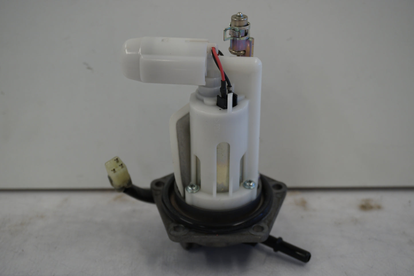 Höger sida på Bensinpump insprut från en Kawasaki ER-6N -2011 motorcykel.