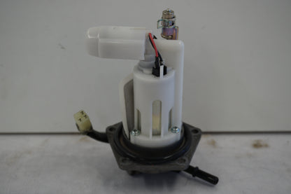 Höger sida på Bensinpump insprut från en Kawasaki ER-6N -2011 motorcykel.