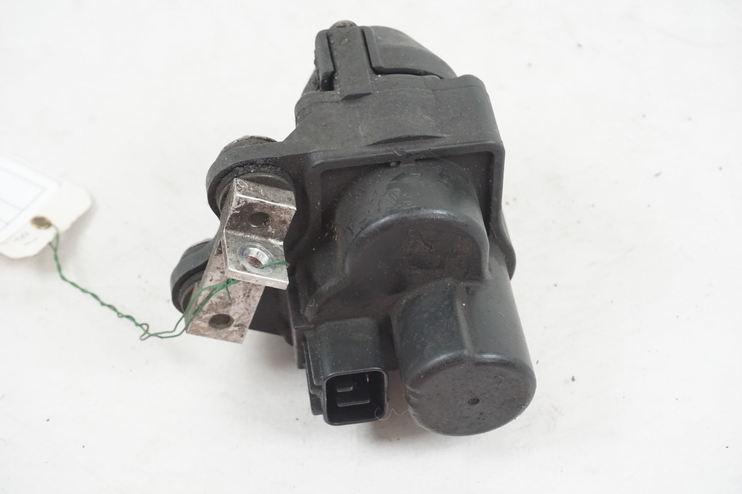 Höger sida på <p>Avgasspjällmotor från Yamaha YZF 1000 R1 2004.</p>

<p>Avgasmotor.</p> motorcykel.