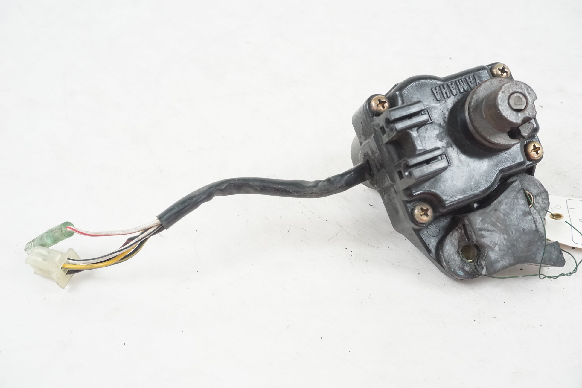 Framsidan på <p>Avgasspjällmotor från Yamaha YZF 1000 R1 2000.</p>

<p>Avgasportsmotor</p> motorcykel.