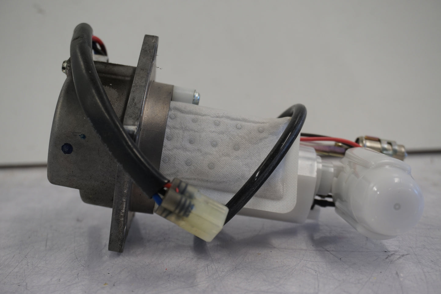 Snett nerifrån på Bensinpump insprut från en Kawasaki ER-6N -2011 motorcykel.