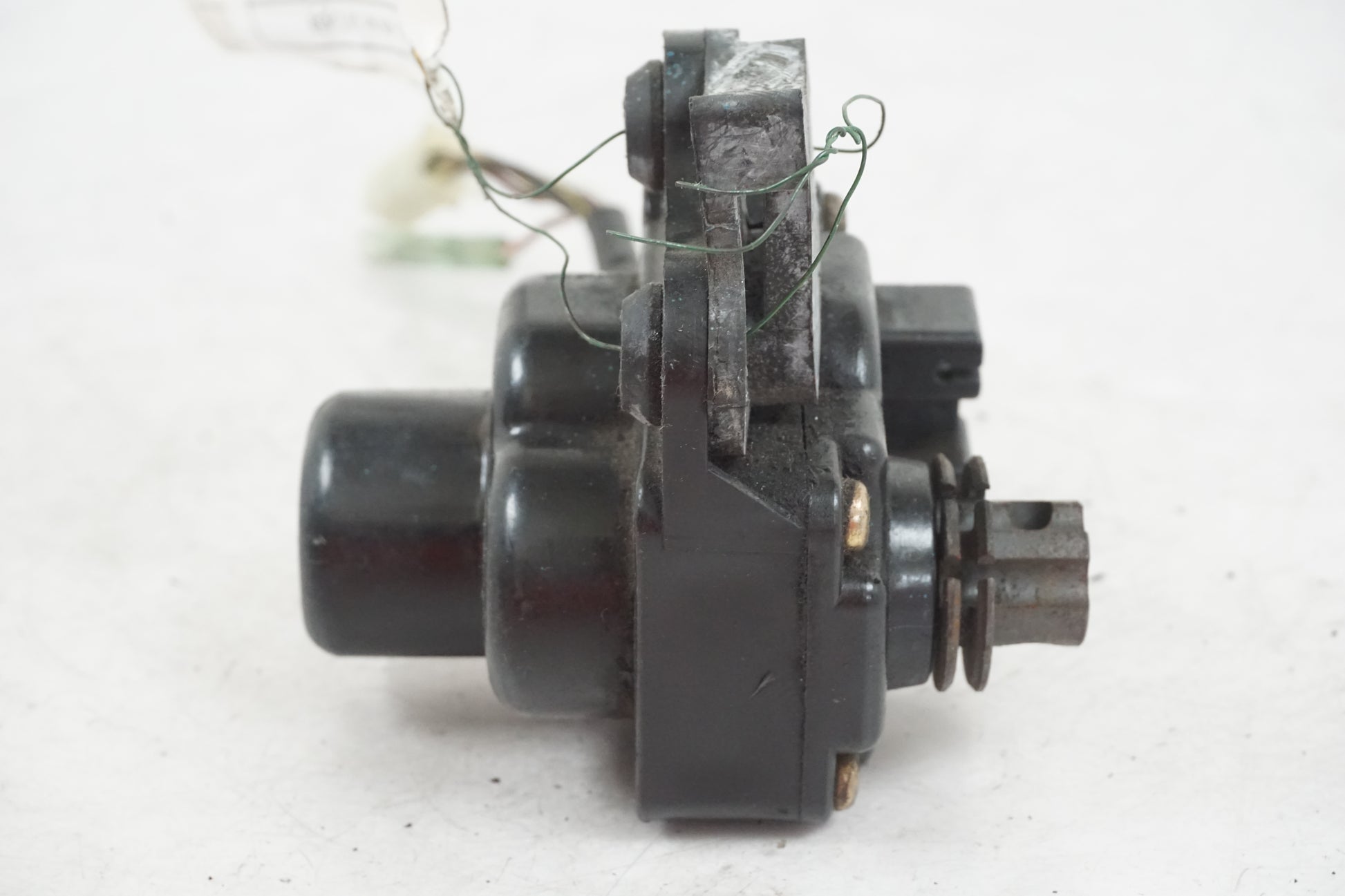 Baksidan på <p>Avgasspjällmotor från Yamaha YZF 1000 R1 2000.</p>

<p>Avgasportsmotor</p> motorcykel.