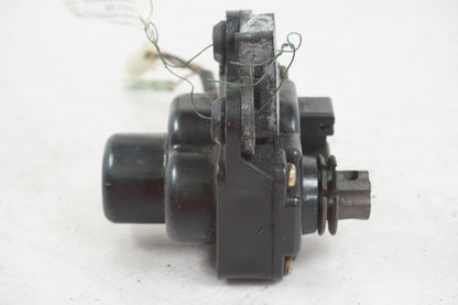 Baksidan på <p>Avgasspjällmotor från Yamaha YZF 1000 R1 2000.</p>

<p>Avgasportsmotor</p> motorcykel.