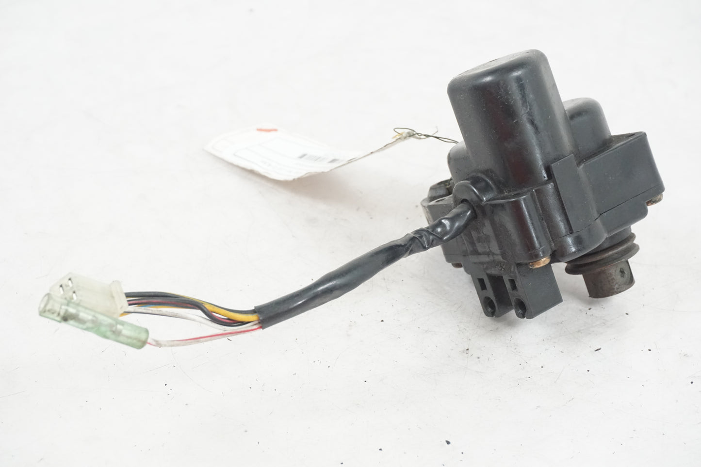 Höger sida på <p>Avgasspjällmotor från Yamaha YZF 1000 R1 2000.</p>

<p>Avgasportsmotor</p> motorcykel.