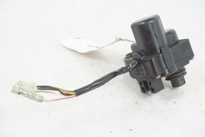 Höger sida på <p>Avgasspjällmotor från Yamaha YZF 1000 R1 2000.</p>

<p>Avgasportsmotor</p> motorcykel.