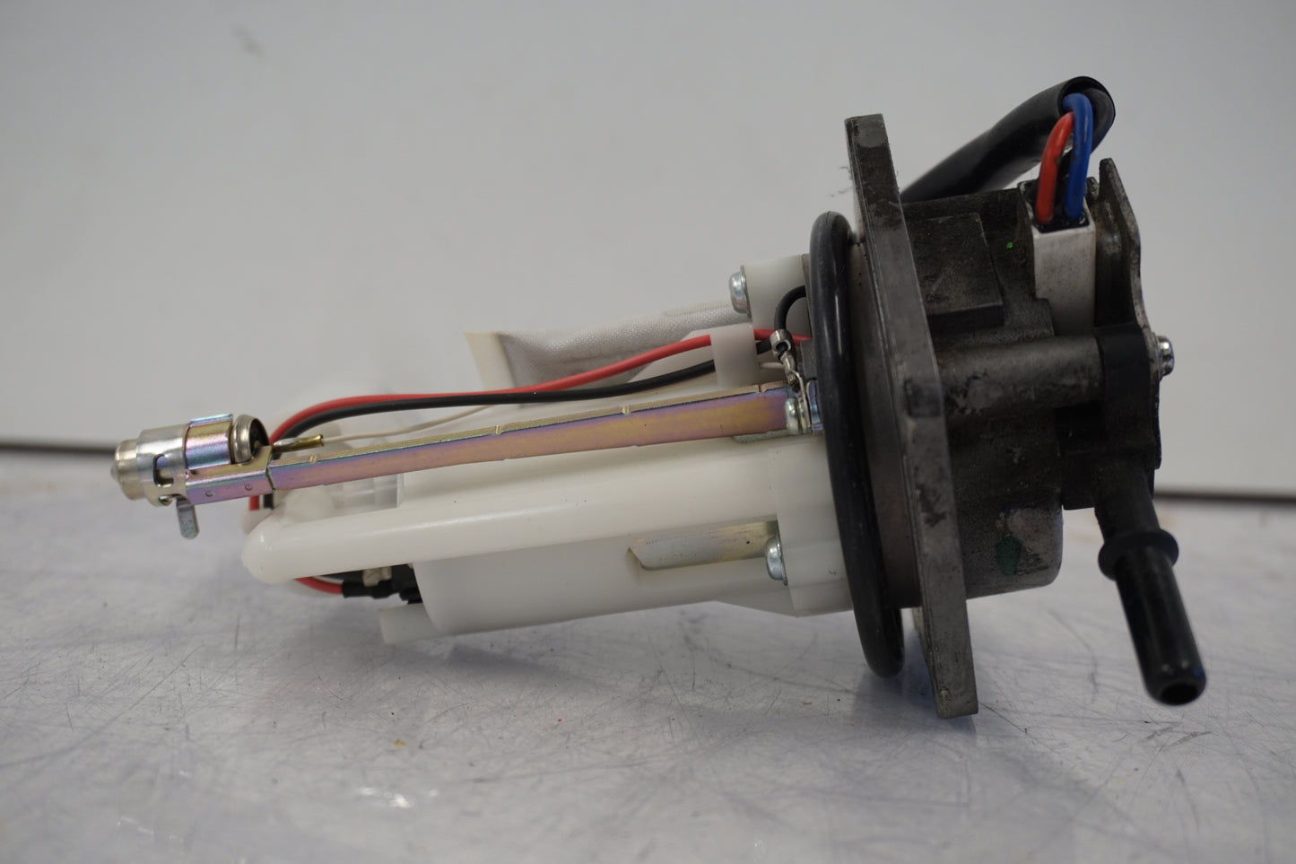 Extrabild2 på Bensinpump insprut från en Kawasaki ER-6N -2011 motorcykel.