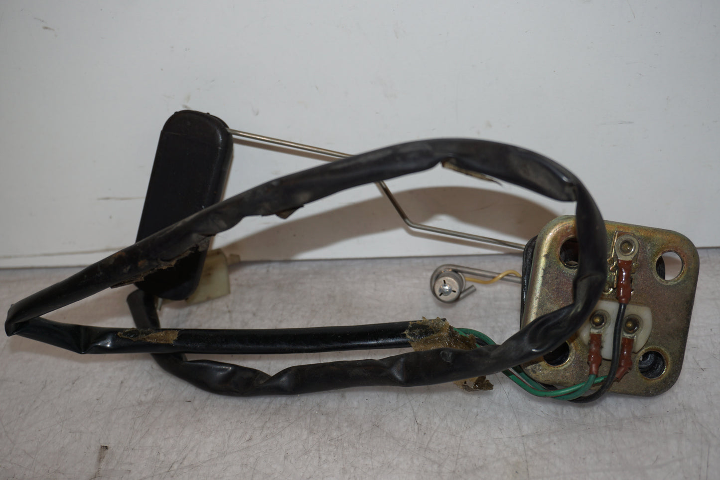 Baksidan på Bensintankgivare från en Yamaha FJ 1200 -1989 motorcykel.