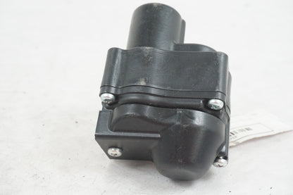 Höger sida på Avgasspjällmotor från en Yamaha FZ-1 N -2009 motorcykel.