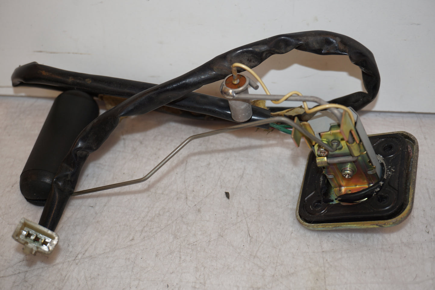 Snett nerifrån på Bensintankgivare från en Yamaha FJ 1200 -1989 motorcykel.