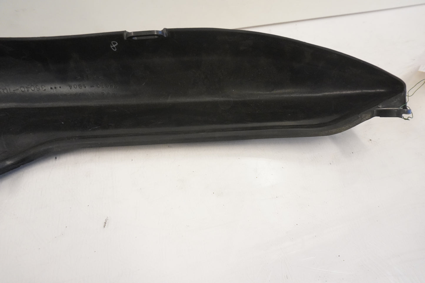 Snett uppifrån på Bakvinge från en Kawasaki ER 5 -2000 motorcykel.