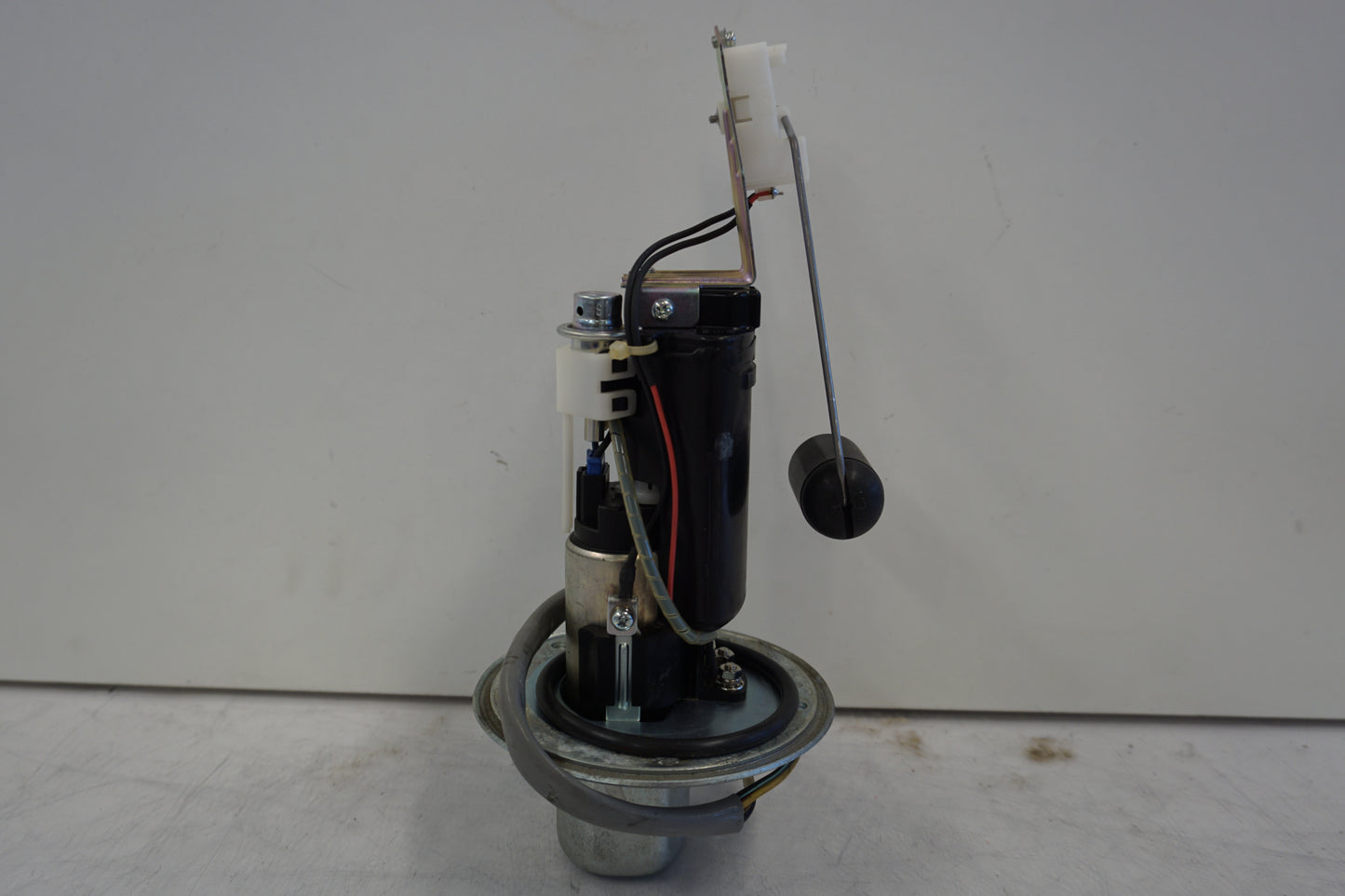 Baksidan på Bensinpump insprut från en Suzuki DL 1000 -2006 motorcykel.