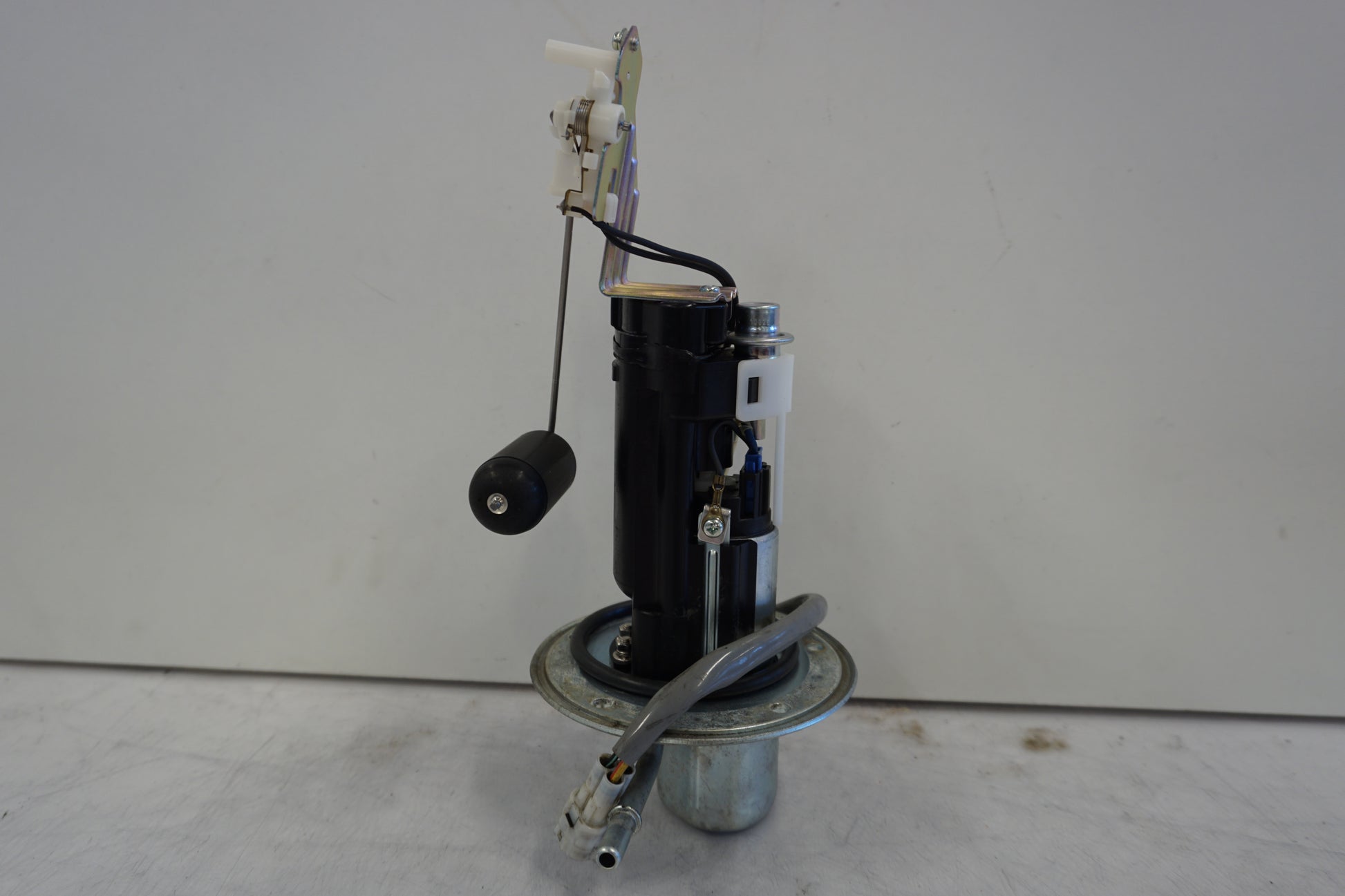 Vänster sida på Bensinpump insprut från en Suzuki DL 1000 -2006 motorcykel.