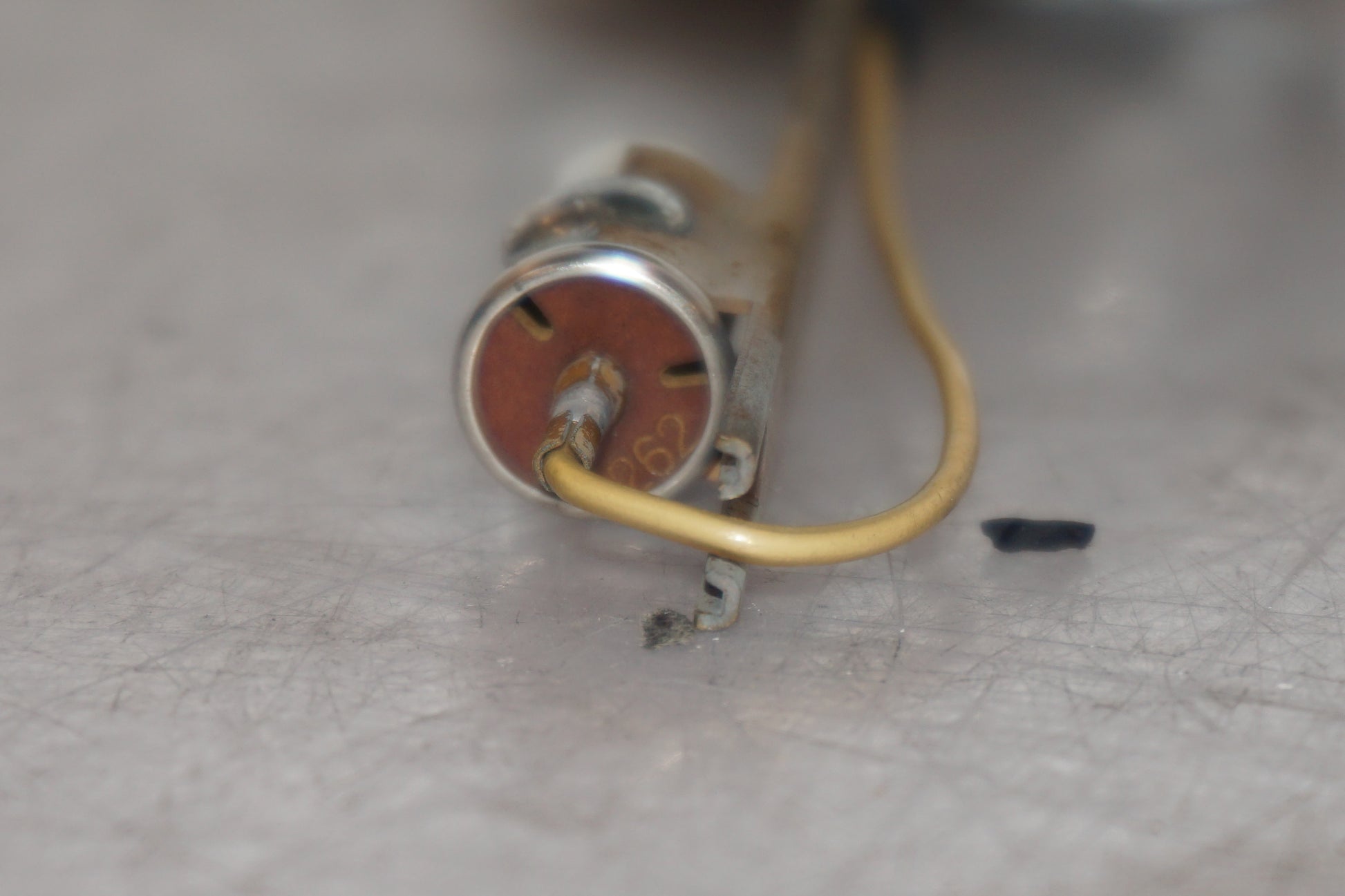 Snett nerifrån på Bensintankgivare från en Yamaha FZR 1000 -1993 motorcykel.